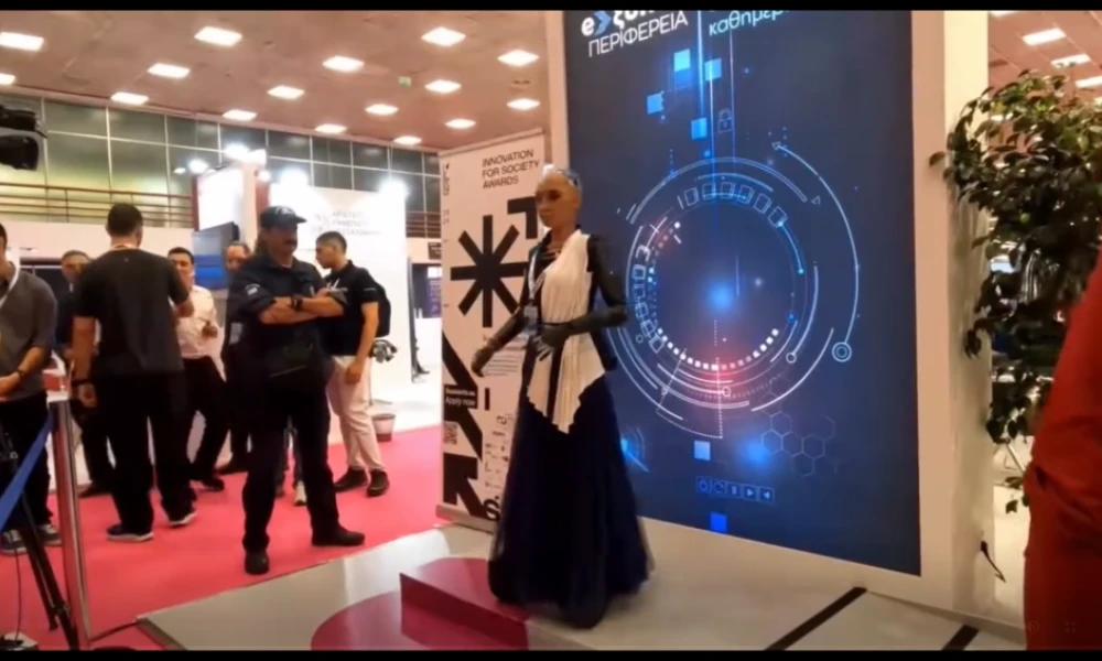 Επική τούμπα "έφαγε" το ρομπότ Σοφία! Η τεχνητή νοημοσύνη δεν υπολόγισε το σκαλοπάτι (βίντεο)